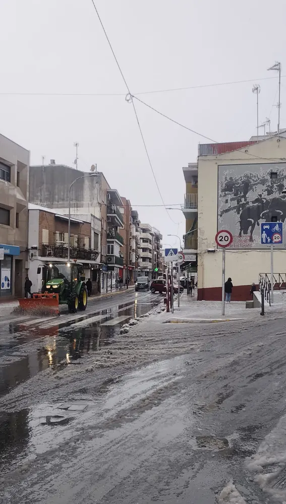 Vehículos quitanieves despejan las vías en el centro de San Sebastián de los Reyes (Madrid). Vehículos quitanieves despejan las vías en el centro de San Sebastián de los Reyes (Madrid).