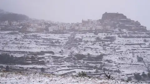 Vista general de Ares del Maestrat (Castellón) cubierto de nieve. Vista general de Ares del Maestrat (Castellón) cubierto de nieve.