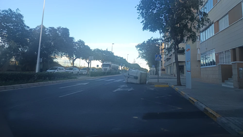 Contenedor de basura movido y tumbado por el viento en la avenida Jubalcoy de Elche. Contenedor de basura movido y tumbado por el viento en la avenida Jubalcoy de Elche.