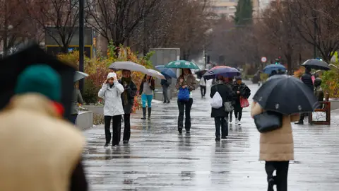 Personas pasean bajo la lluvia en Andalucía Personas pasean bajo la lluvia en Andalucía