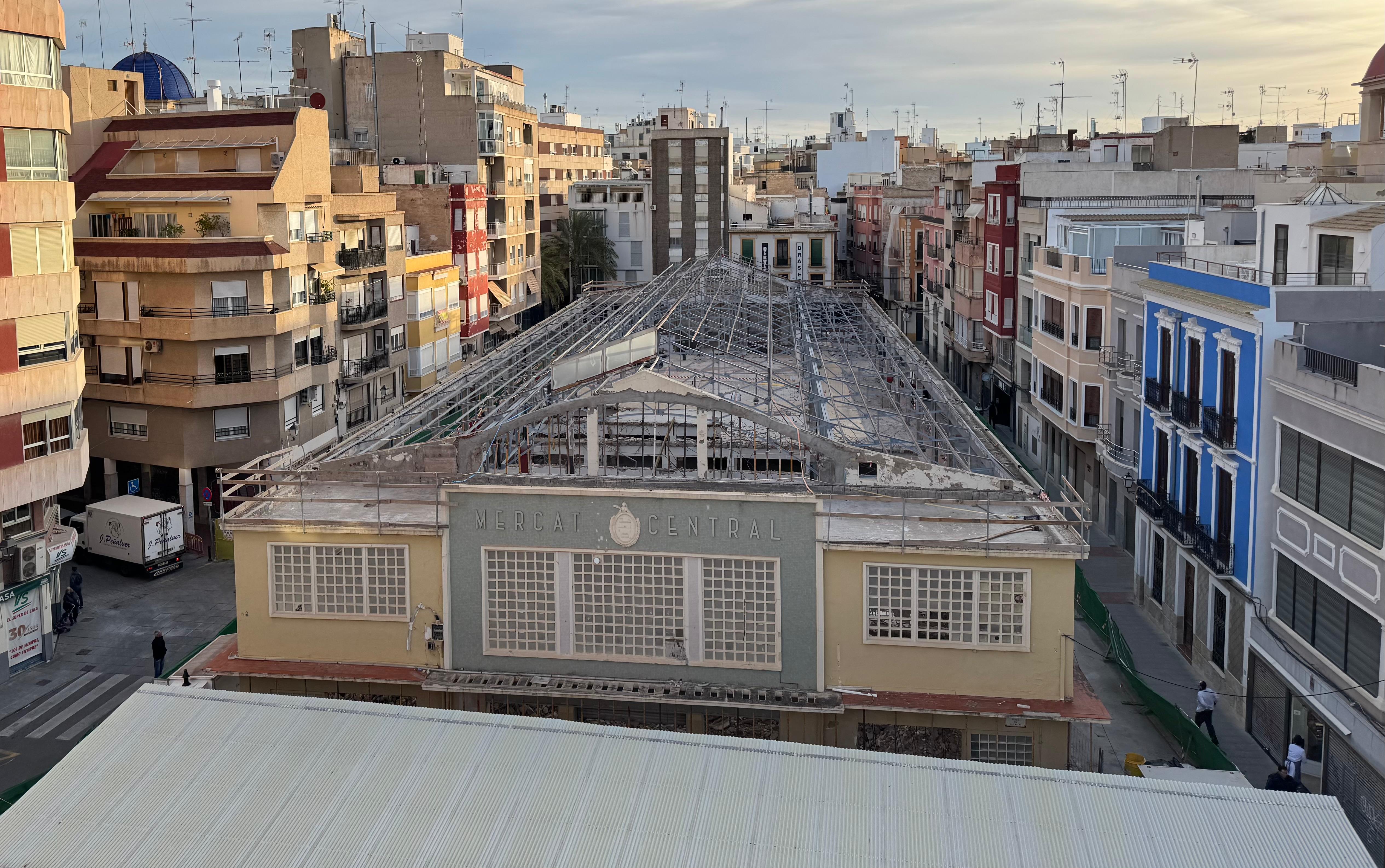 Finaliza en Elche la retirada de la cubierta del edificio del antiguo Mercado Central Finaliza en Elche la retirada de la cubierta del edificio del antiguo Mercado Central