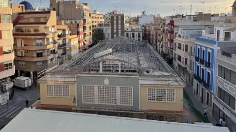 Finaliza la retirada de la cubierta del edificio del antiguo Mercado Central de Elche. Finaliza la retirada de la cubierta del edificio del antiguo Mercado Central de Elche.