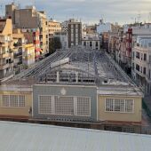 Finaliza la retirada de la cubierta del edificio del antiguo Mercado Central de Elche.