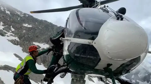 Imagen de archivo de un rescate de la Guardia Civil en el Pirineo de Huesca Imagen de archivo de un rescate de la Guardia Civil en el Pirineo de Huesca