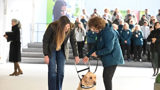 La infanta Sof&iacute;a junto a un perro gu&iacute;a en un acto oficial
