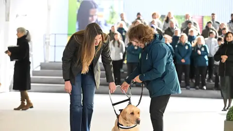 La infanta Sofía junto a un perro guía en un acto oficial La infanta Sofía junto a un perro guía en un acto oficial