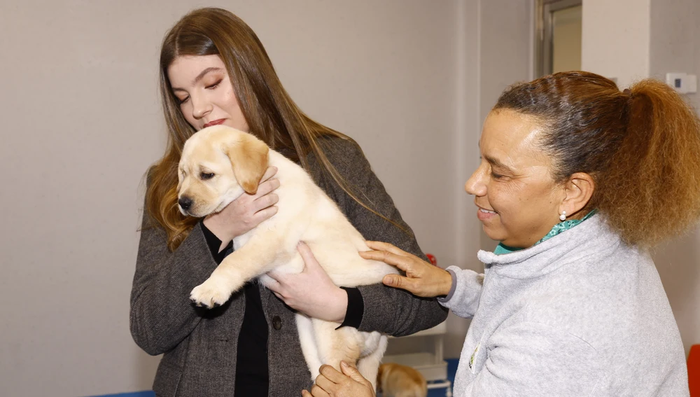 La infanta Sofía aprende cómo es la formación de un Perro Guía desde cachorros La infanta Sofía aprende cómo es la formación de un Perro Guía desde cachorros