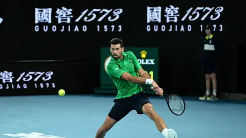 Un heroico Djokovic se impone a Sinner en cinco sets y jugará la final ante Alcaraz Un heroico Djokovic se impone a Sinner en cinco sets y jugará la final ante Alcaraz