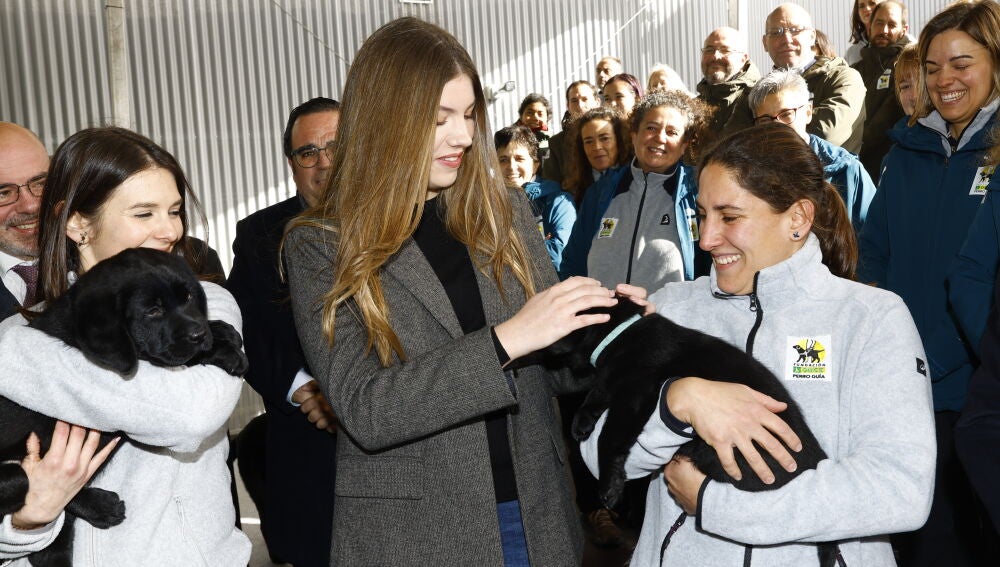 La infanta Sofía con los perros guía de la ONCE 