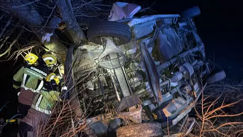 Fallece un conductor tras salirse de la vía y chocar contra un árbol en un accidente de tráfico en la N521 en Valencia de Alcántara Fallece un conductor tras salirse de la vía y chocar contra un árbol en un accidente de tráfico en la N521 en Valencia de Alcántara