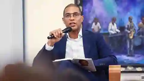 Un expresentador de la CNN detenido por las autoridades federales tras cubrir una protesta anti‑ICE en una iglesia de Minnesota Un expresentador de la CNN detenido por las autoridades federales tras cubrir una protesta anti‑ICE en una iglesia de Minnesota