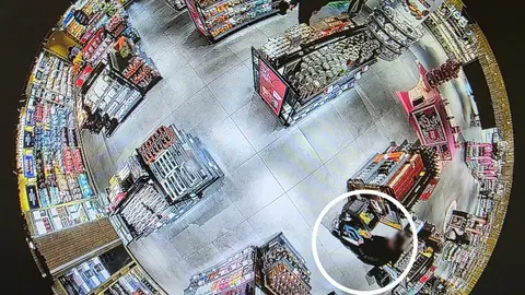 El detenido fue captado por las cámaras de videovigilancia de los aeropuertos en los que actuó. El detenido fue captado por las cámaras de videovigilancia de los aeropuertos en los que actuó.