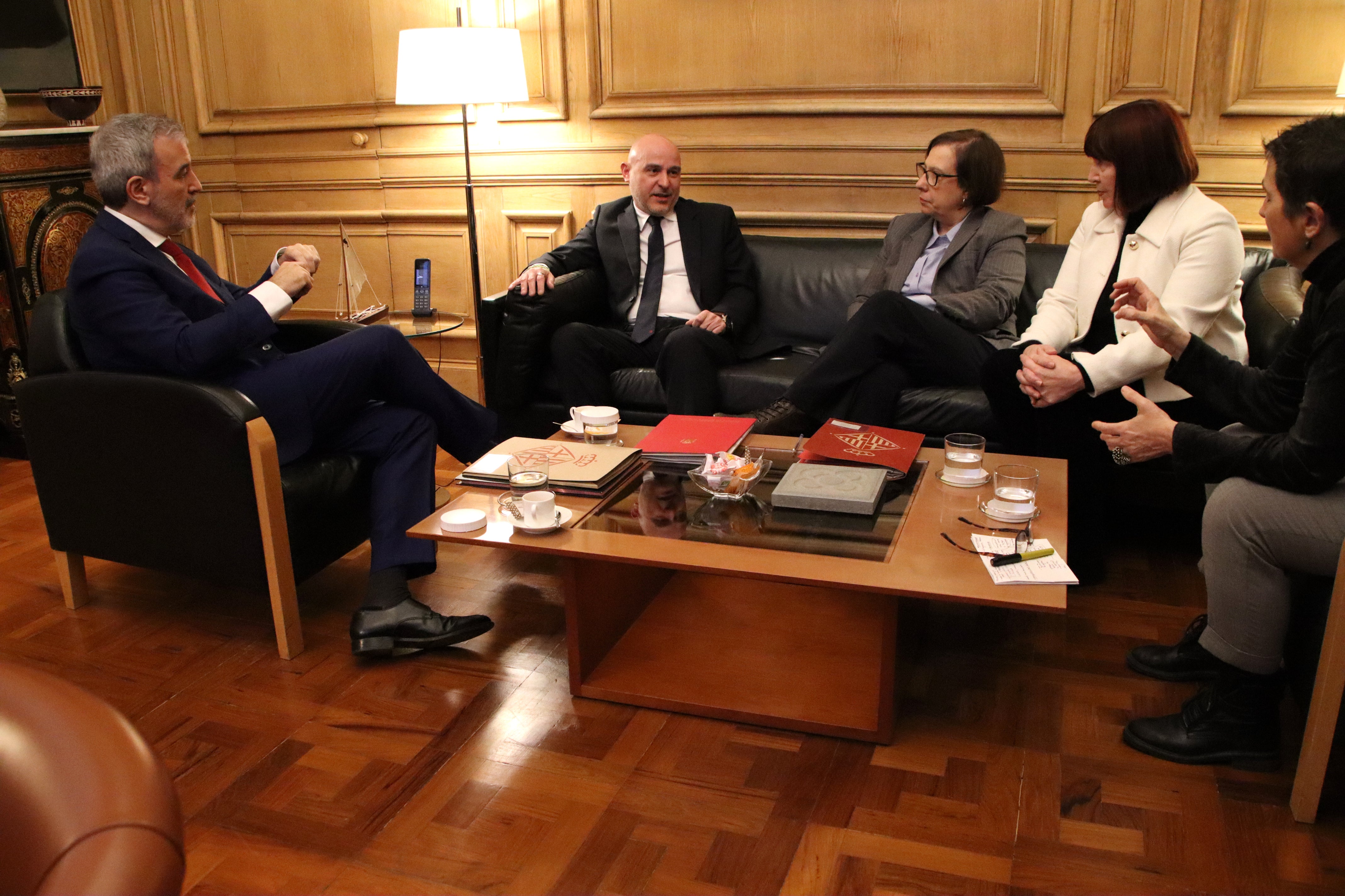 Collboni regularitzarà, com a mínim, 24.000 persones Collboni regularitzarà, com a mínim, 24.000 persones