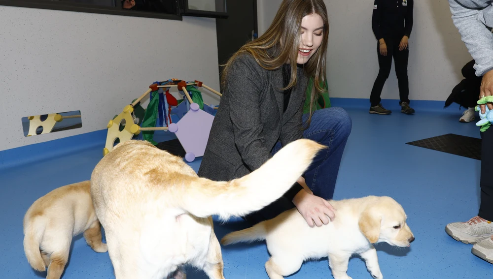 La infanta acaricia un perro de la Fundación ONCE del Perro Guía La infanta acaricia un perro de la Fundación ONCE del Perro Guía