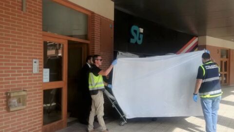 Momento en el que los servicios funerarios se llevaron el cuerpo de la mujer asesinada en Logro&ntilde;o