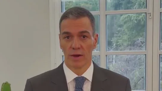Sánchez lanza un mensaje en inglés para defender la regularización de inmigrantes: "Some say we're going too far" Sánchez lanza un mensaje en inglés para defender la regularización de inmigrantes: "Some say we're going too far"