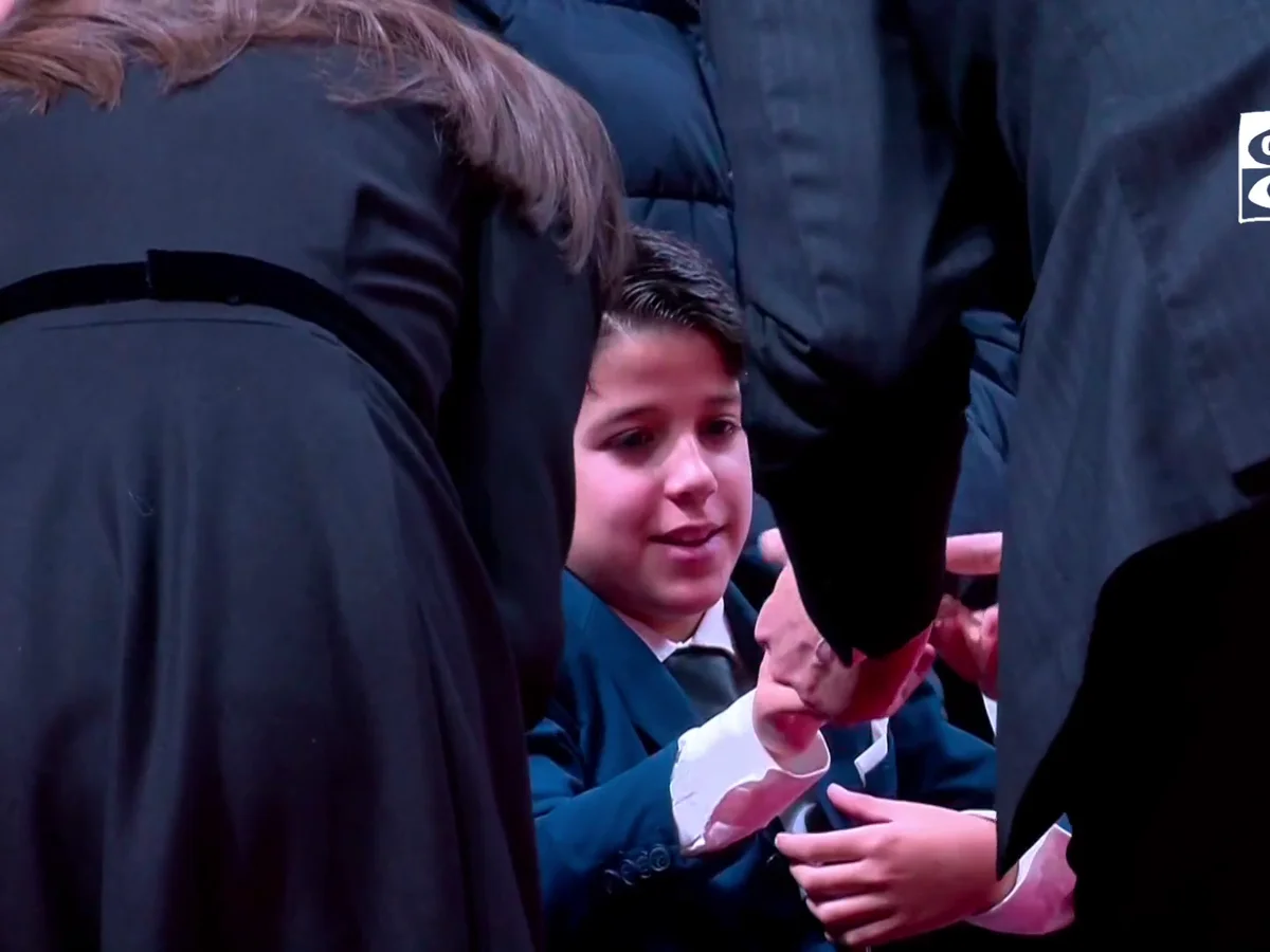 El detalle que ha tenido un niño con el rey Felipe VI en el funeral por las víctimas de Adamuz