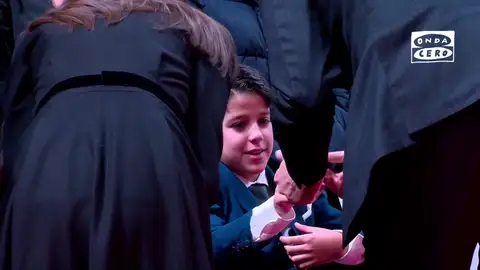 El detalle que ha tenido un niño con el rey Felipe VI en el funeral por las víctimas de Adamuz El detalle que ha tenido un niño con el rey Felipe VI en el funeral por las víctimas de Adamuz