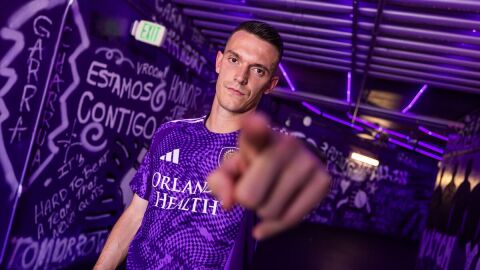 Adri&aacute;n Mar&iacute;n posando con la camiseta de los Orlando