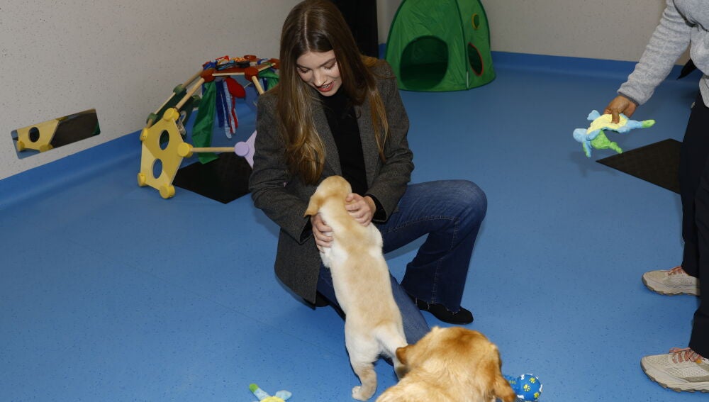 La infanta Sofía juega con un perrito de la Fundación Once del Perro Guía 