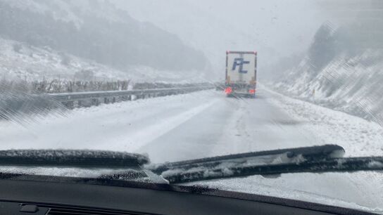  Cortado el puerto de la Mora (A-92) por acumulaci&oacute;n de nieve y activados desv&iacute;os alternativos