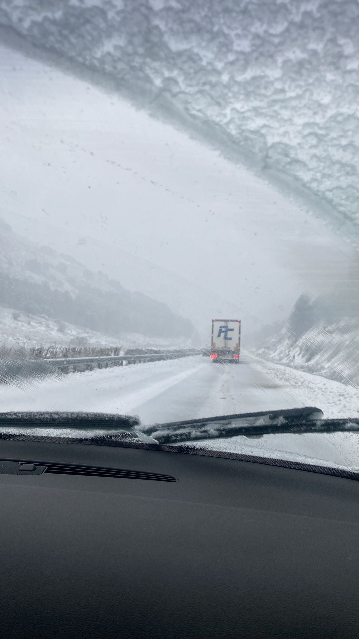 La nieve obliga al cierre de la A-92 en el Puerto de la Mora y complica el tráfico en toda la provincia La nieve obliga al cierre de la A-92 en el Puerto de la Mora y complica el tráfico en toda la provincia