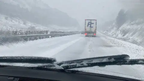 Cortado el puerto de la Mora (A-92) por acumulación de nieve y activados desvíos alternativos Cortado el puerto de la Mora (A-92) por acumulación de nieve y activados desvíos alternativos