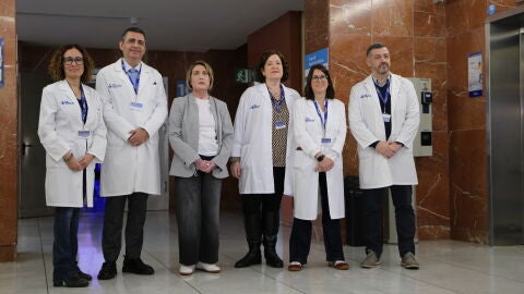 La Carme, la pacient trasplantada, amb les persones que han liderat l'equip de professionals que ho ha fet possible.