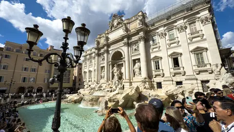 Imagen de archivo de la Fontana di Trevi rodeada de turistas. Imagen de archivo de la Fontana di Trevi rodeada de turistas.