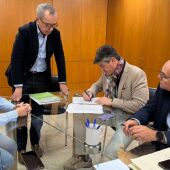 Villajoyosa da un paso destacado en su estrategia turística y firma la aceptación de cargos de la Fundación Turismo Discover 