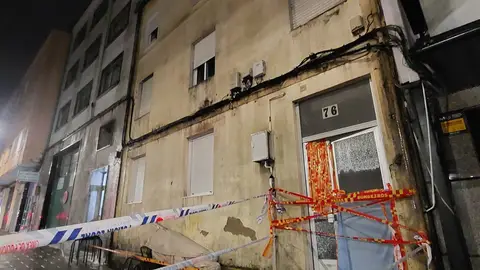 Trasladado a la unidad de quemados de A Coruña el hombre herido tras una explosión de gas en Santiago Trasladado a la unidad de quemados de A Coruña el hombre herido tras una explosión de gas en Santiago