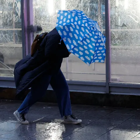 Una persona se protege de la lluvia.