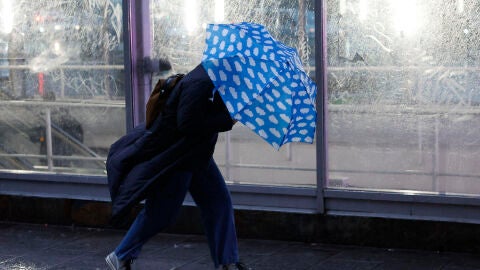 Una persona se protege de la lluvia.