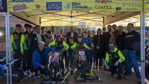 Foto de familia de la primera piedra del Parc Motor de sa Coma