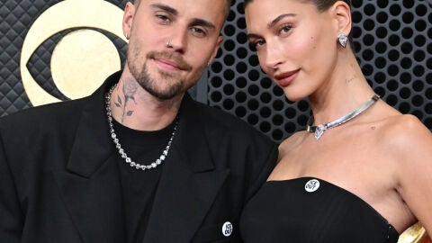 Justin y Hailey Bieber llevaron una chapa contra el ICE en la gala de los Grammy.