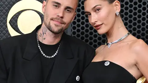 Justin y Hailey Bieber llevaron una chapa contra el ICE en la gala de los Grammy. Justin y Hailey Bieber llevaron una chapa contra el ICE en la gala de los Grammy.