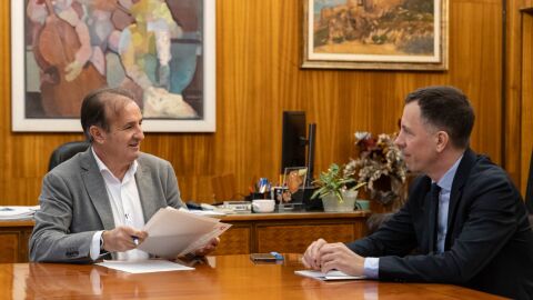 El consejero municipal, &Aacute;ngel Lor&eacute;n, durante una reuni&oacute;n con Ad&eacute;.