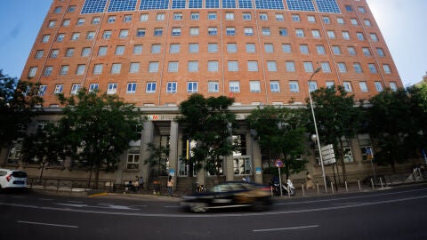 Protesta en La Princesa por el colapso de Urgencias mientras Sanidad defiende un aumento de plantilla