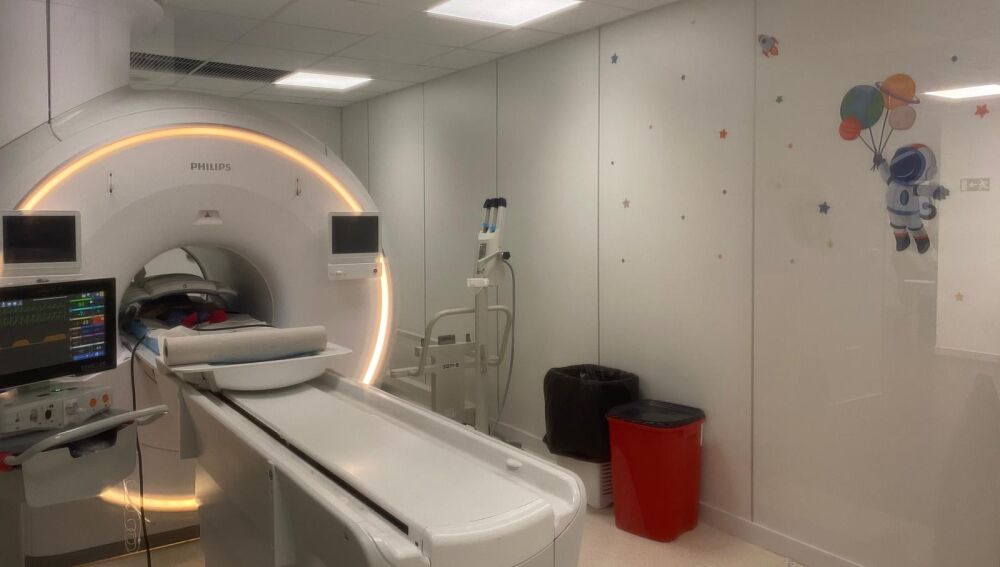 Sala de resonancia magnética del Hospital General de Elche decorada con motivos espaciales.