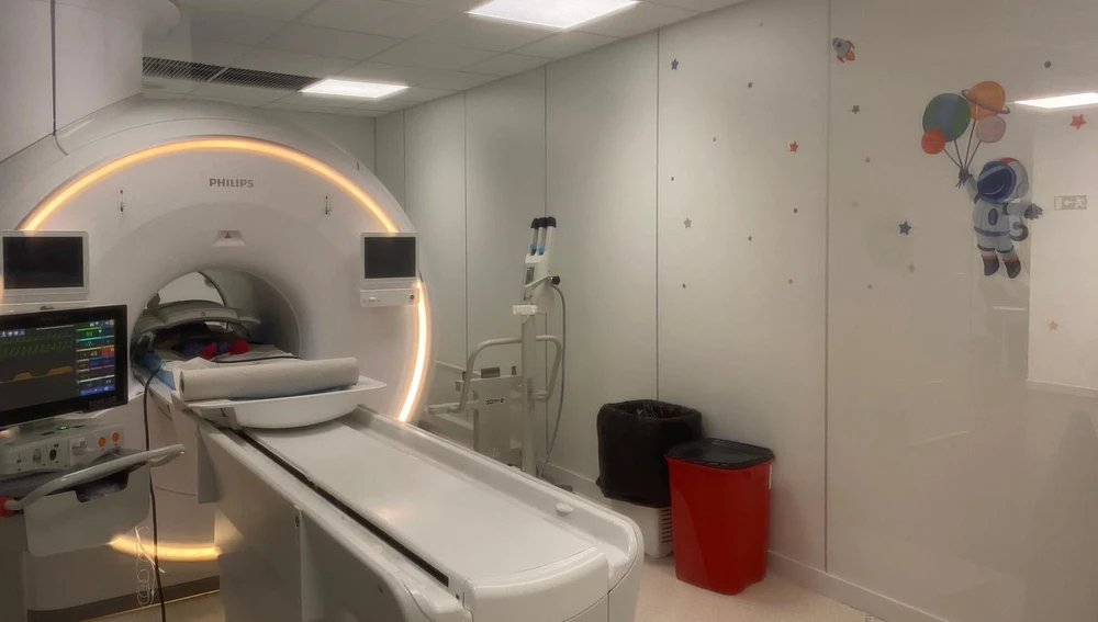 Sala de resonancia magnética del Hospital General de Elche decorada con motivos espaciales. Sala de resonancia magnética del Hospital General de Elche decorada con motivos espaciales.