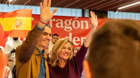 Pedro Sánchez y Pilar Alegría en un acto de campaña en Aragón Pedro Sánchez y Pilar Alegría en un acto de campaña en Aragón