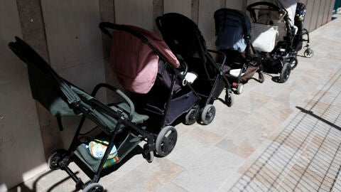 Coches de beb&eacute; almacenados frente a una guarder&iacute;a infantil.