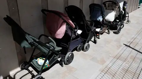 Coches de bebé almacenados frente a una guardería infantil. Coches de bebé almacenados frente a una guardería infantil.