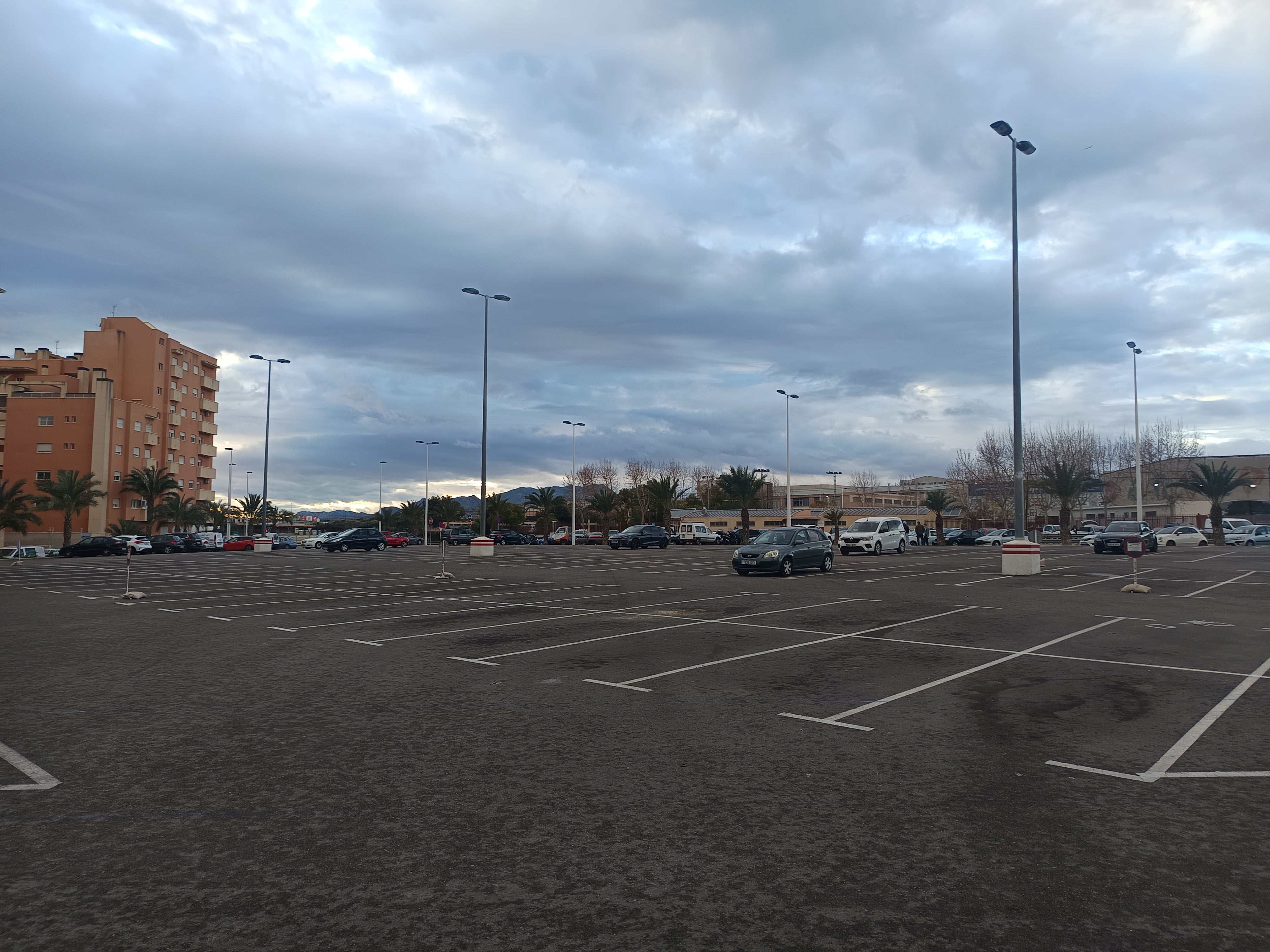 El mercadillo Plaza de Barcelona de Elche cambia de ubicación esta semana y se traslada frente al polideportivo El Toscar El mercadillo Plaza de Barcelona de Elche cambia de ubicación esta semana y se traslada frente al polideportivo El Toscar