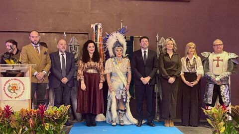 Melissa Fern&aacute;ndez, Abanderada Mayor 2026, entre Cristina Cutanda y Luis Barcala