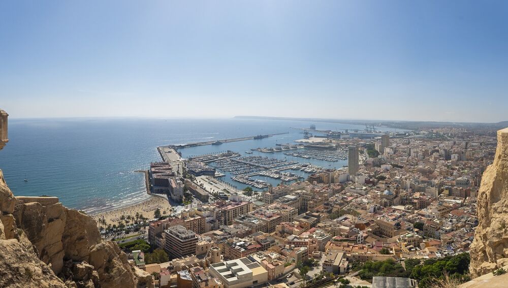 Una panorámica del Puerto de Alicante desde el Castillo de Santa Bárbara 