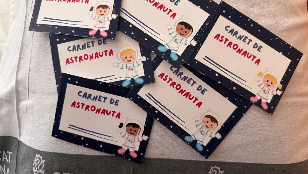 Carné de astronauta que entrega el Hospital General Universitario de Elche a los niños que se someten a una resonancia magnética.