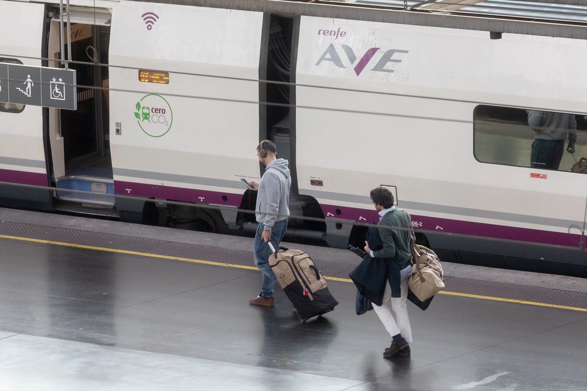 Adif suspende desde este lunes los últimos trenes del día en la línea Madrid-Barcelona para realizar trabajos de mantenimiento Adif suspende desde este lunes los últimos trenes del día en la línea Madrid-Barcelona para realizar trabajos de mantenimiento