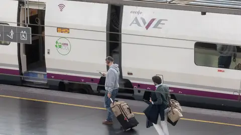 Adif suspende desde este lunes los últimos trenes del día en la línea Madrid-Barcelona para realizar trabajos de mantenimiento Adif suspende desde este lunes los últimos trenes del día en la línea Madrid-Barcelona para realizar trabajos de mantenimiento