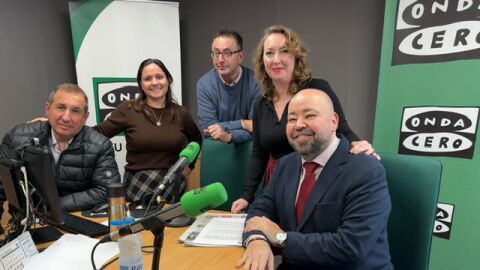 Paco Mu&ntilde;oz, Mar&iacute;a Cort&eacute;s, Juan Carlos Enrique, Elka Dimitrova y Juli&aacute;n Timoner en los estudios de Onda Cero Mallorca.